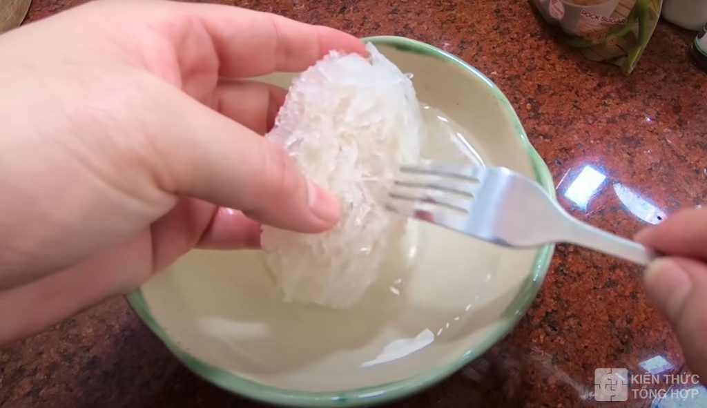 Xé nhỏ tổ yến