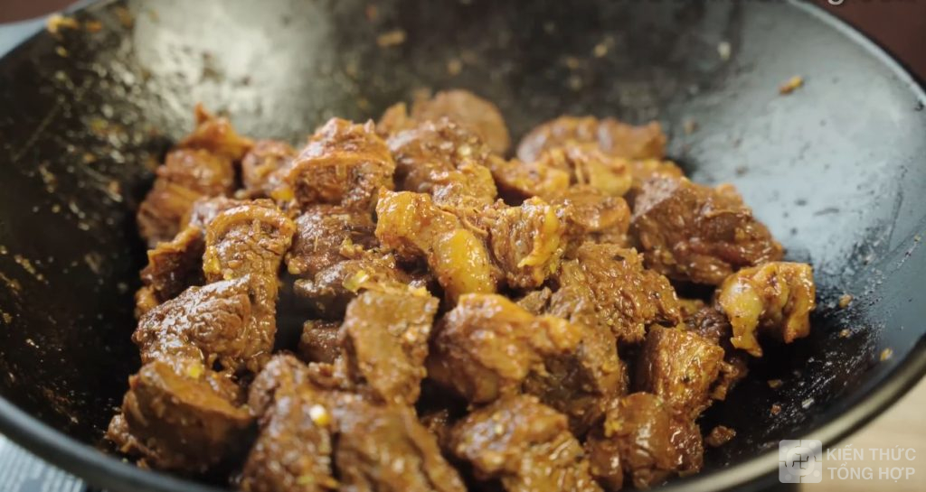 Xào sơ thịt khoảng 5-7 phút