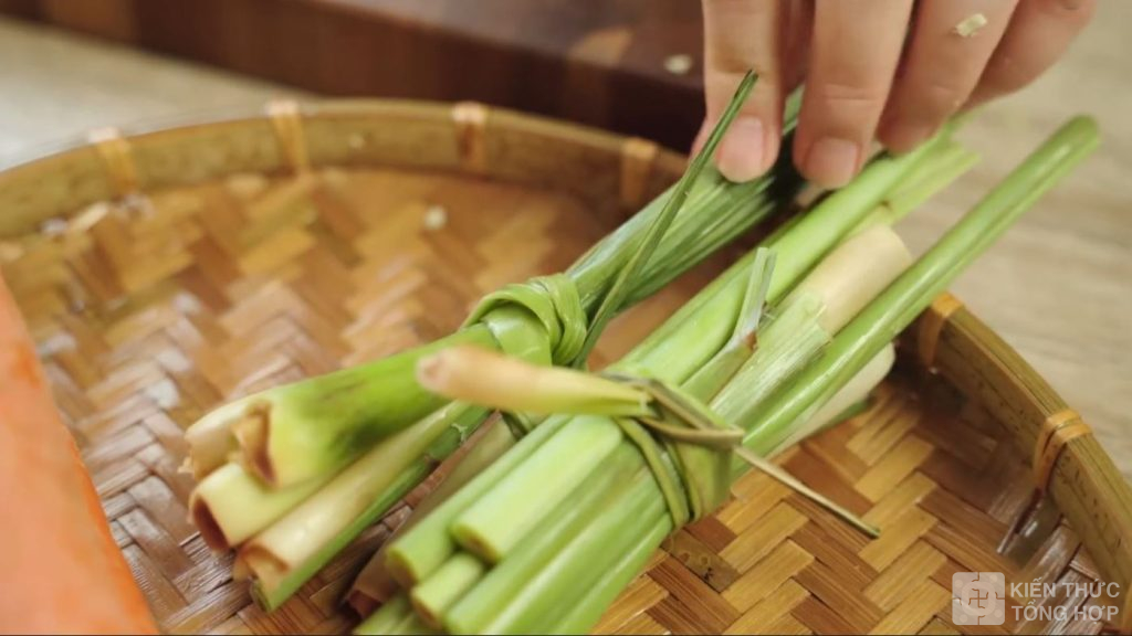 Sả đập dẹp cắt đôi bó làm 2 bó