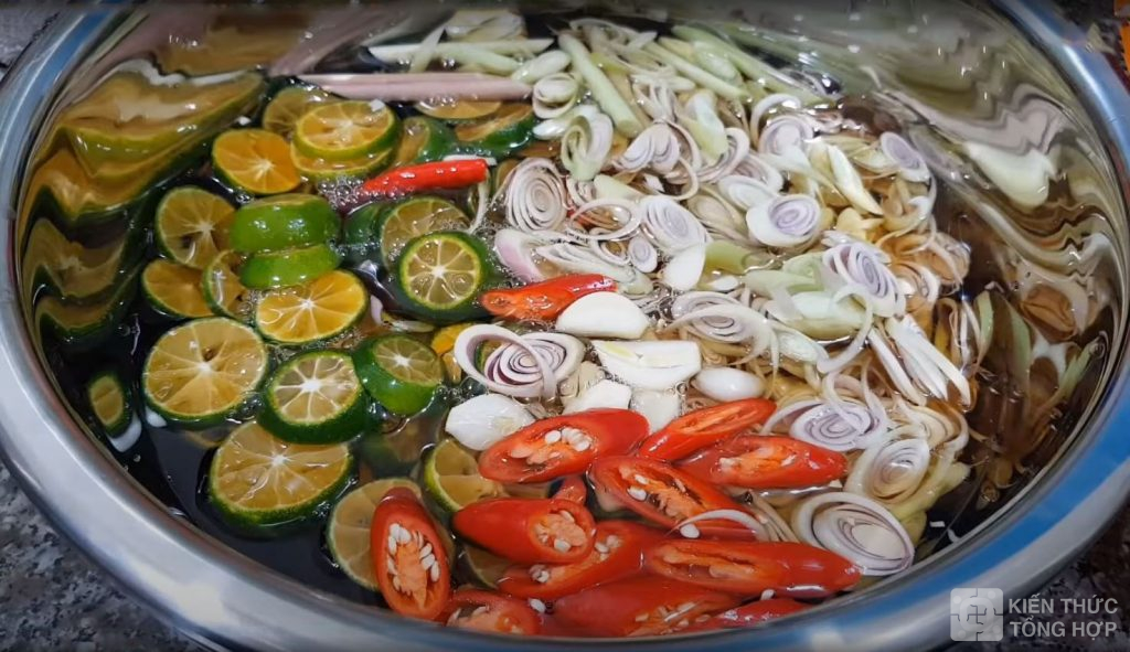 Cho nước mắm để nguội vào tô