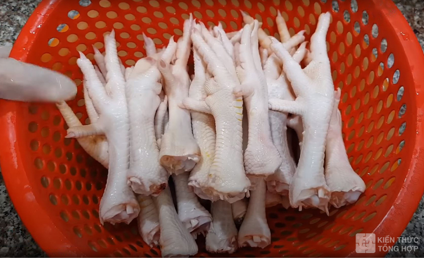 Rửa sạch chân gà bằng nước